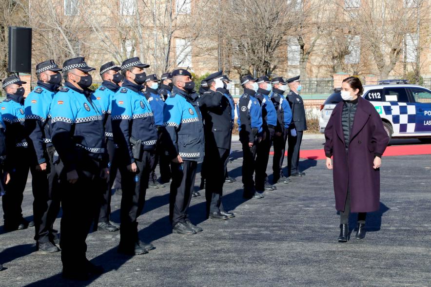 Presentación del ESICAM179 y Entrega de Medallas al Mérito Policial -Imagen de la Presidenta de la comunidad de Madrid Diaz Ayuso  pasando revista a los policías.