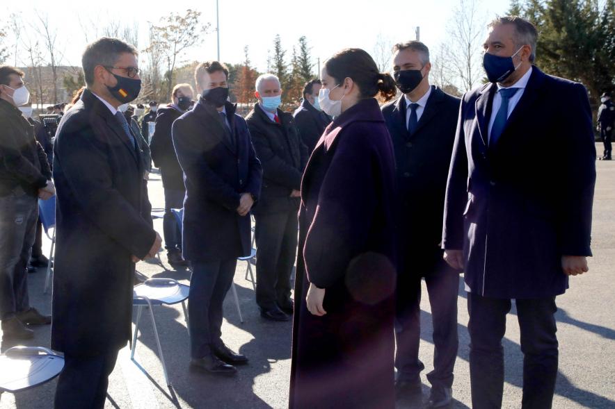 Presentación del ESICAM179 y Entrega de Medallas al Mérito Policial - Imagen de la Presidenta de la comunidad de Madrid Diaz Ayuso saluda  a las autoridades municipales de Alcobendas.