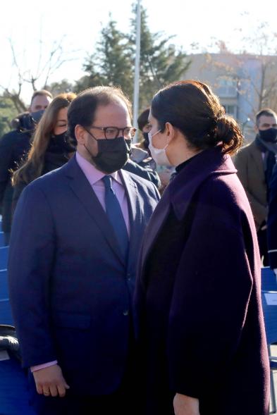 Presentación del ESICAM179 y Entrega de Medallas al Mérito Policial - Primer plano de Isabel Díaz Ayuso saludando a un  colaborador de la comunidad de Madrid Luis Miguel Torres.