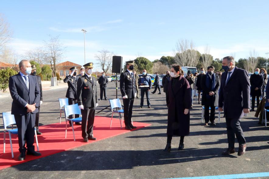 Presentación del ESICAM179 y Entrega de Medallas al Mérito Policial - Imagen de la Presidenta de la Comunidad de Madrid saludando a los mandos de la Policía.