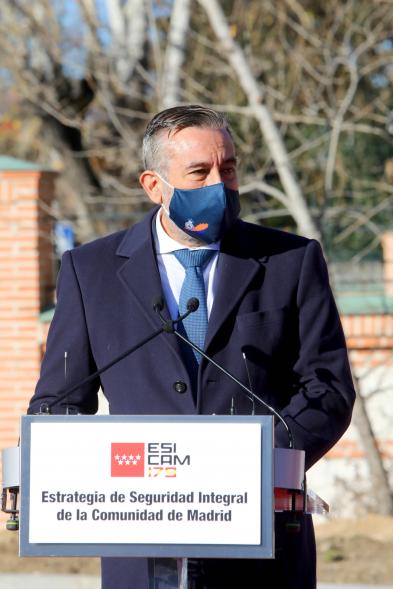 Presentación del ESICAM179 y Entrega de Medallas al Mérito Policial - Primer plano del Consejero de  Presidencia Enrique López.