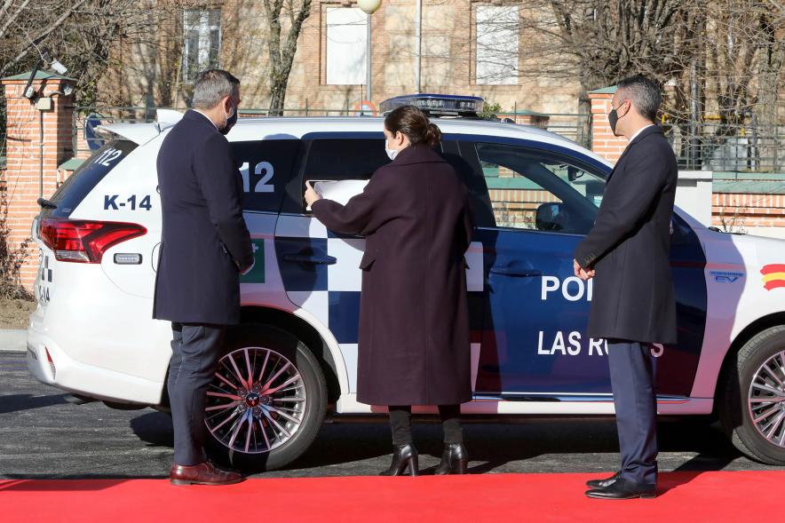 Presentación del ESICAM179 y Entrega de Medallas al Mérito Policial - Imagen de la Presidenta de la comunidad de Madrid Diaz Ayuso junto a dos colaboradores, inspeccionando un vehículo policial.