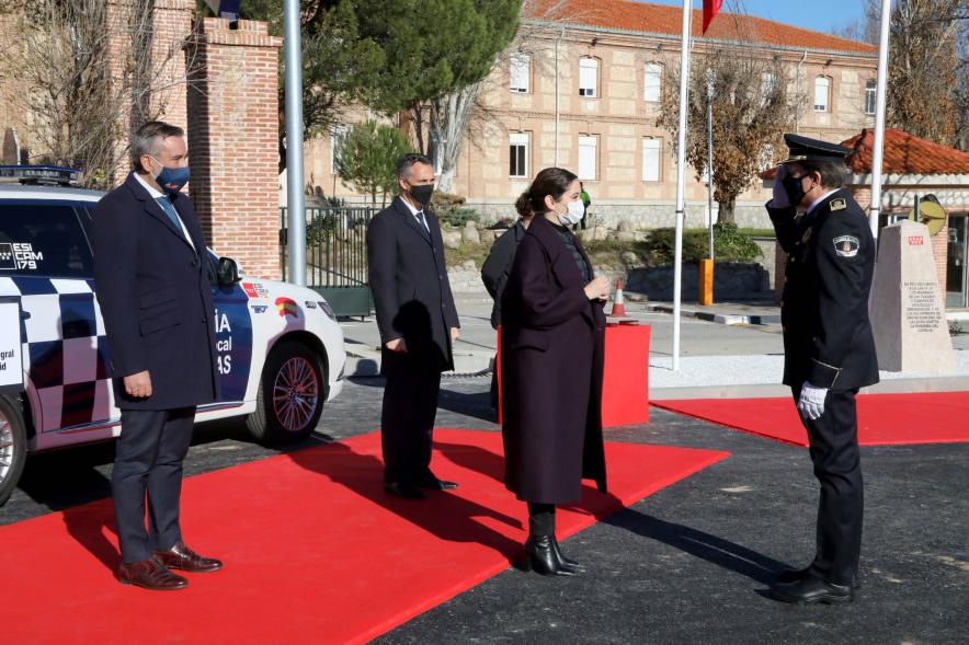 Presentación del ESICAM179 y Entrega de Medallas al Mérito Policial - Imagen de la Presidenta de la Comunidad de Madrid junto  a sus colaboradores recibiendo el saludo del jefe de Policía.