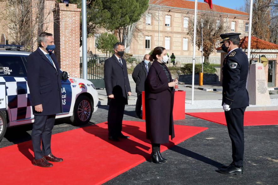 Presentación del ESICAM179 y Entrega de Medallas al Mérito Policial -  Imagen de la Presidenta de la Comunidad de Madrid junto  a sus colaboradores recibiendo el saludo del jefe de Policía.