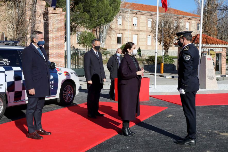Presentación del ESICAM179 y Entrega de Medallas al Mérito Policial -  Imagen de la Presidenta de la Comunidad de Madrid junto  a sus colaboradores recibiendo el saludo del jefe de Policía.