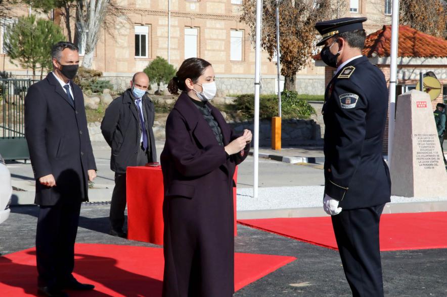 Presentación del ESICAM179 y Entrega de Medallas al Mérito Policial - Imagen de la Presidenta de la Comunidad de Madrid condecorando a un Policía, todos con mascarillas.