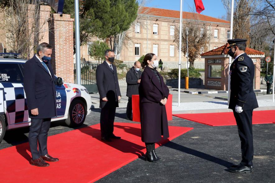 Presentación del ESICAM179 y Entrega de Medallas al Mérito Policial - Imagen de la Presidenta de la Comunidad de Madrid condecorando a un Policía, todos con mascarillas.