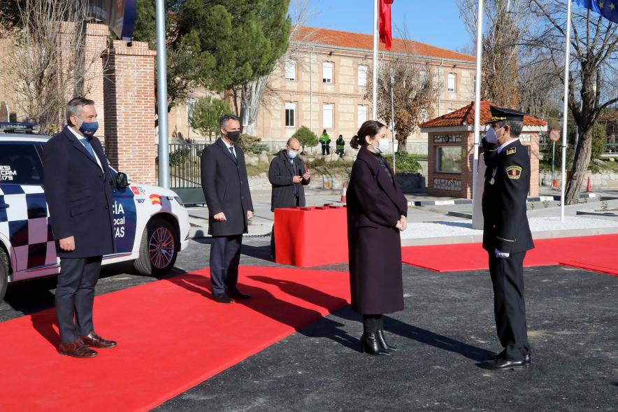 Presentación del ESICAM179 y Entrega de Medallas al Mérito Policial - Imagen de la Presidenta de la Comunidad de Madrid condecorando a un Policía, todos con mascarillas.