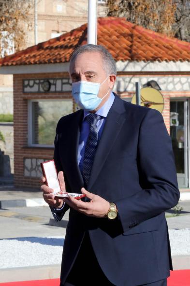Presentación del ESICAM179 y Entrega de Medallas al Mérito Policial - Primer plano del Director de la Policía Municipal con su condecoración.