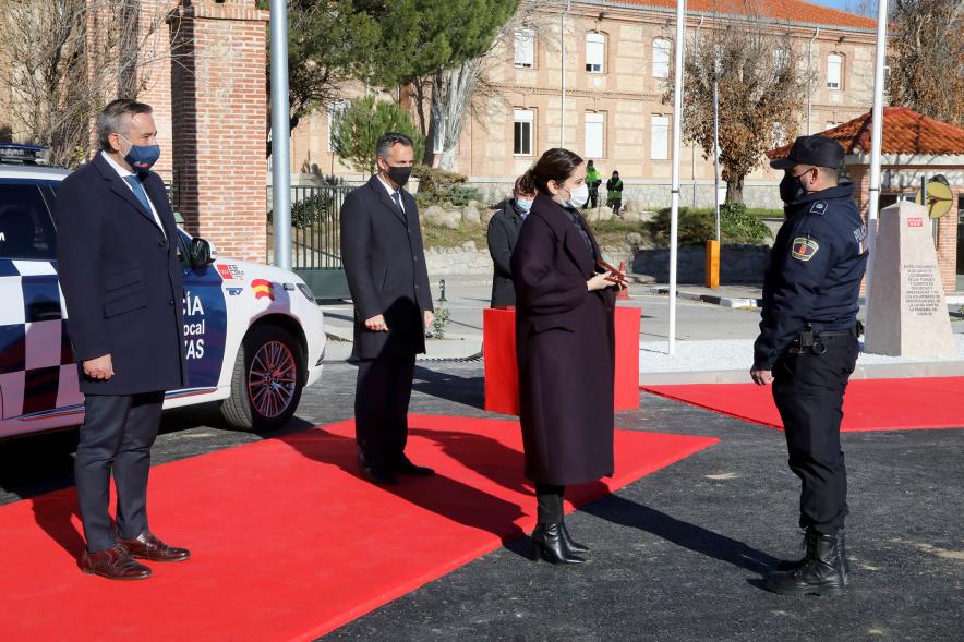 Presentación del ESICAM179 y Entrega de Medallas al Mérito Policial - Imagen de la Presidenta de la Comunidad de Madrid condecorando a un Policía, todos con mascarillas.