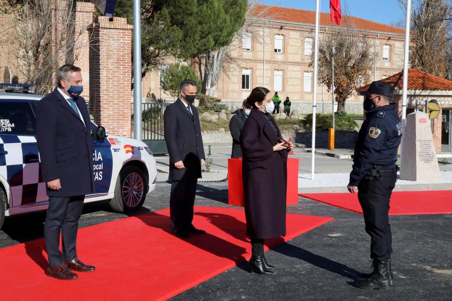 Presentación del ESICAM179 y Entrega de Medallas al Mérito Policial - Imagen de la Presidenta de la Comunidad de Madrid condecorando a un Policía, todos con mascarillas.