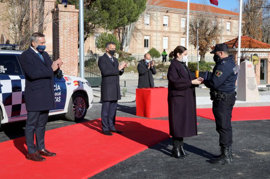 Presentación del ESICAM179 y Entrega de Medallas al Mérito Policial - Imagen de la Presidenta de la Comunidad de Madrid condecorando a un Policía, todos con mascarillas.