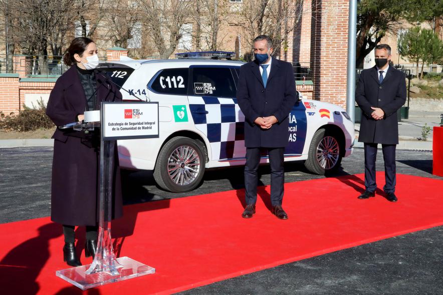 Presentación del ESICAM179 y Entrega de Medallas al Mérito Policial - Primer plano del discurso de la Presidenta de la Comunidad de  Madrid junto a sus colaboradores. 