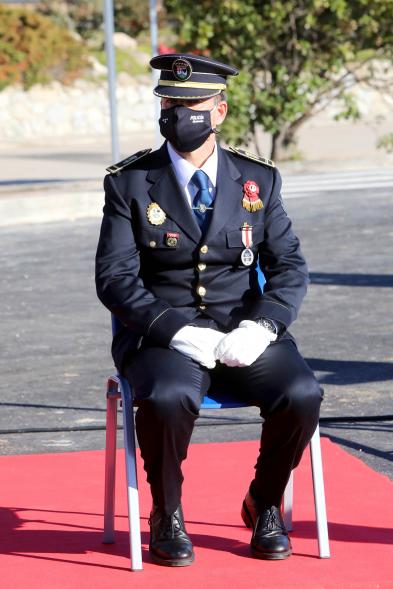 Presentación del ESICAM179 y Entrega de Medallas al Mérito Policial - Primer plano de un Policía  Municipal condecorado en su asiento.           