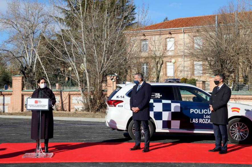Presentación del ESICAM179 y Entrega de Medallas al Mérito Policial -   Imagen de los policías municipales formados en posición de firmes.