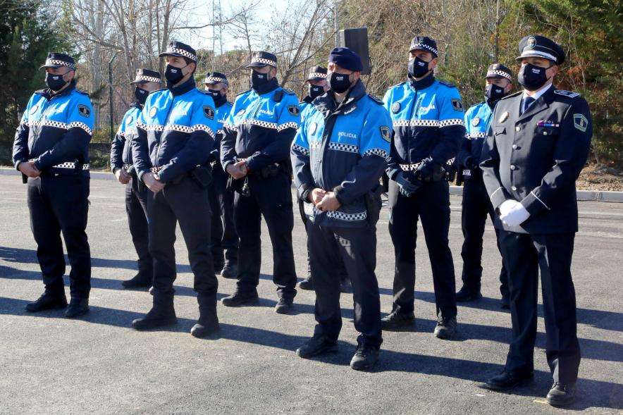 Presentación del ESICAM179 y Entrega de Medallas al Mérito Policial -  Imagen de los policías municipales formados en posición de descanso.