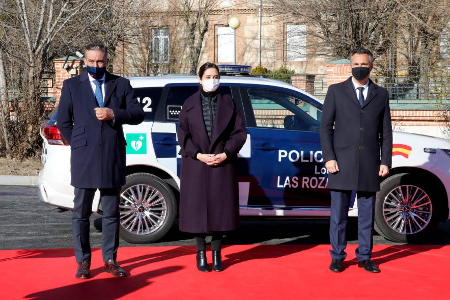 Presentación del ESICAM179 y Entrega de Medallas al Mérito Policial -  Imagen de la Presidenta de la comunidad de Madrid Diaz Ayuso junto a dos colaboradores.