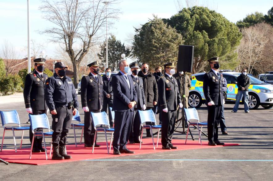 Presentación del ESICAM179 y Entrega de Medallas al Mérito Policial - Imagen de los policías galardonados, en formación,  junto a su Director.