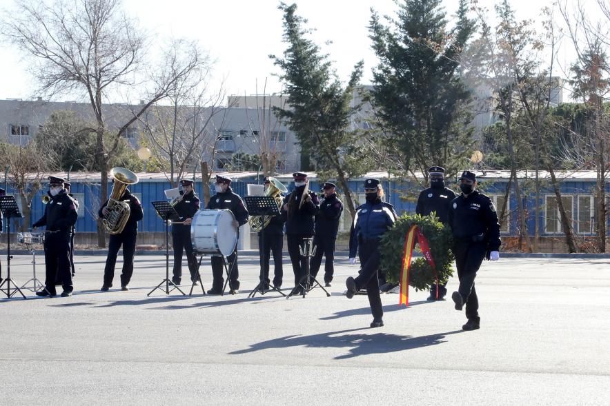 Presentación del ESICAM179 y Entrega de Medallas al Mérito Policial - Imagen abierta de dos policías a paso marcial llevando una corona de laureles.