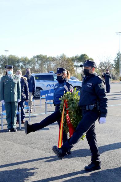 Presentación del ESICAM179 y Entrega de Medallas al Mérito Policial - Primer plano de los policías, a paso marcial, llevando la corona de laureles.