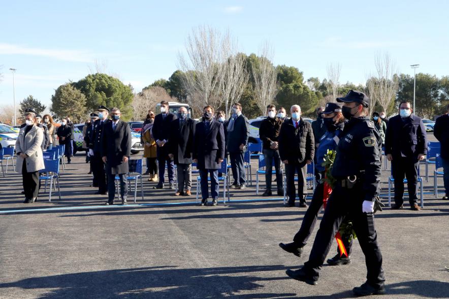 Presentación del ESICAM179 y Entrega de Medallas al Mérito Policial -  Imagen lateral de los policías, a paso marcial, llevando la corona de laureles.