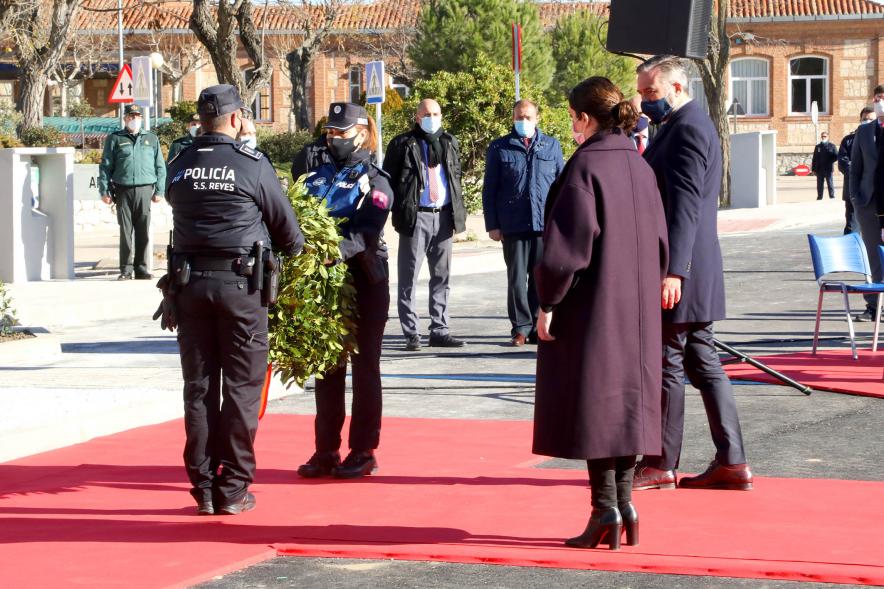 Presentación del ESICAM179 y Entrega de Medallas al Mérito Policial - Imagen de la ofrenda floral de Isabel Diaz Ayuso y Enrique López junto a  las autoridades participantes.