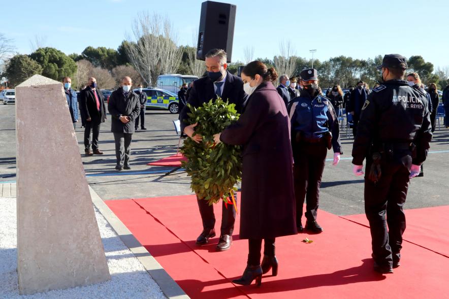 Presentación del ESICAM179 y Entrega de Medallas al Mérito Policial - Imagen de la ofrenda floral de Isabel Diaz Ayuso y Enrique López junto a  las autoridades participantes.