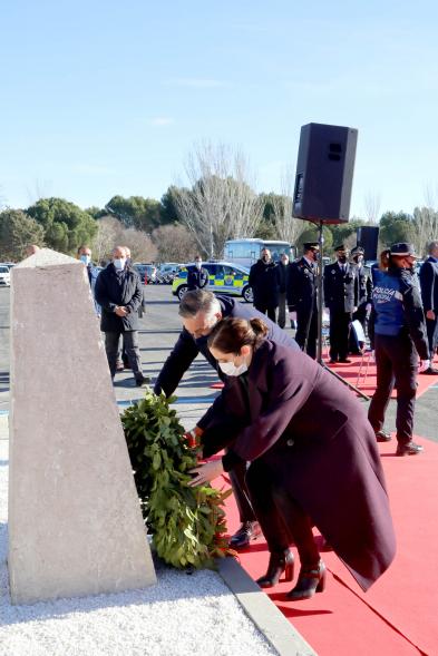 Presentación del ESICAM179 y Entrega de Medallas al Mérito Policial - Imagen de la Presidenta de la Comunidad  de Madrid junto a su colaborador  dejando la corona de laureles.                