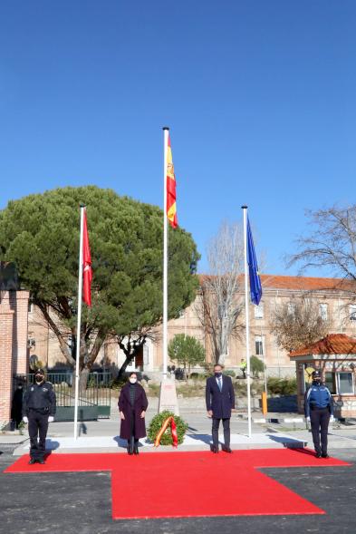 Presentación del ESICAM179 y Entrega de Medallas al Mérito Policial - Imagen de respeto ante el himno nacional de la Presidenta de la Comunidad de Madrid, sus colaboradores y las banderas ondeando.