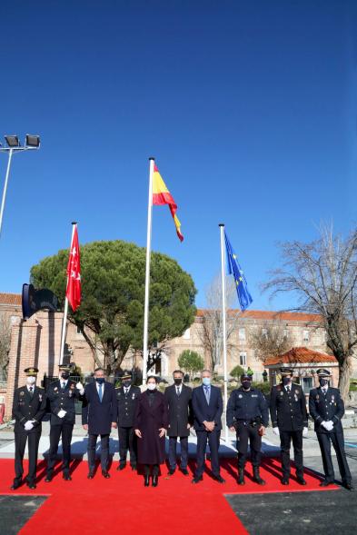Presentación del ESICAM179 y Entrega de Medallas al Mérito Policial - Posado de la Presidenta de la Comunidad de Madrid, sus consejeros y los mandos policiales condecorados,  las banderas ondeando.
