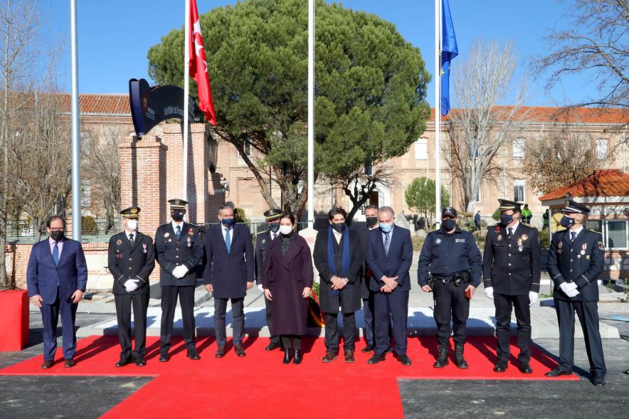 Presentación del ESICAM179 y Entrega de Medallas al Mérito Policial - Imagen de la Presidenta de la Comunidad de Madrid  junto a sus colaboradores y los mandos de la policía condecorados.