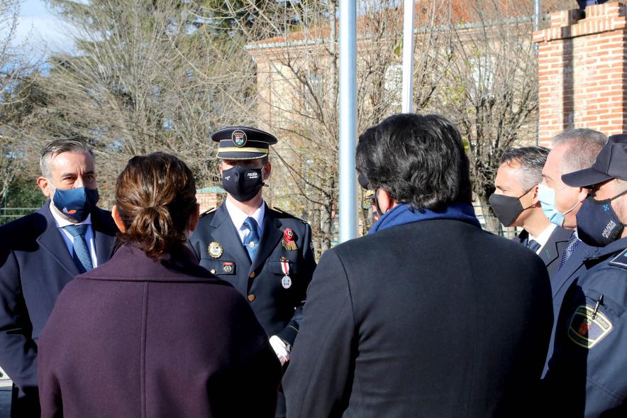 Presentación del ESICAM179 y Entrega de Medallas al Mérito Policial - Imagen posterior de la Presidenta de la Comunidad de Madrid, su consejero y los jefes de la policía.
