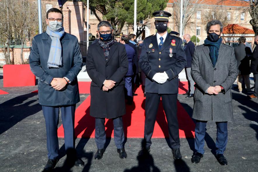 Presentación del ESICAM179 y Entrega de Medallas al Mérito Policial - Posado del alcalde Sánchez Acera, el vicealcalde Arranz, Aitor Retolaza responsable del distrito Urbanizaciones  y el Jefe de la Policía.