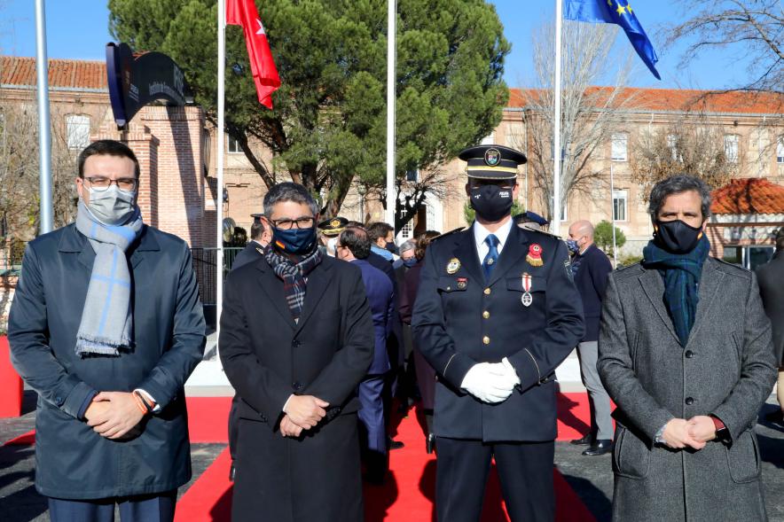Presentación del ESICAM179 y Entrega de Medallas al Mérito Policial - Posado del alcalde Sánchez Acera, el vicealcalde Arranz, Aitor Retolaza responsable del distrito Urbanizaciones  y el Jefe de la Policía.