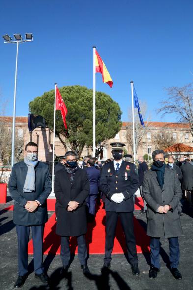 Presentación del ESICAM179 y Entrega de Medallas al Mérito Policial - Posado del alcalde Sánchez Acera, el vicealcalde Arranz, Aitor Retolaza responsable del distrito Urbanizaciones  y el Jefe de la Policía.