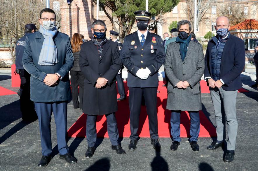 Presentación del ESICAM179 y Entrega de Medallas al Mérito Policial -Posado del alcalde Sánchez Acera, el vicealcalde Arranz, Aitor Retolaza responsable del distrito Urbanizaciones, Ramón Cubian de la Comunidad  de Madrid y el Jefe de la Policía.