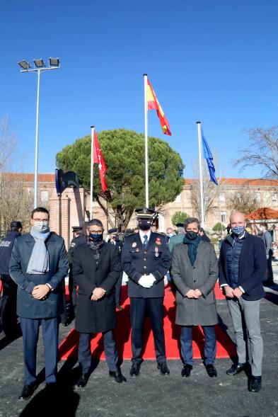Presentación del ESICAM179 y Entrega de Medallas al Mérito Policial -Posado del alcalde Sánchez Acera, el vicealcalde Arranz, Aitor Retolaza responsable del distrito Urbanizaciones, Ramón Cubian de la Comunidad de Madrid  y el Jefe de la Policía.