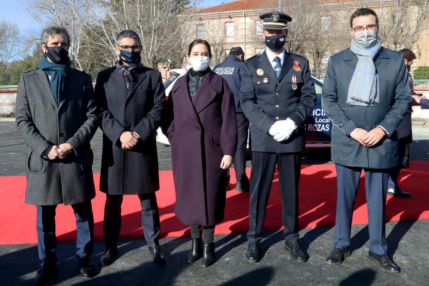 Presentación del ESICAM179 y Entrega de Medallas al Mérito Policial -  Imagen de Isabel Díaz Ayuso con los miembros de la corporación municipal de Alcobendas y el director de la policía condecorado.