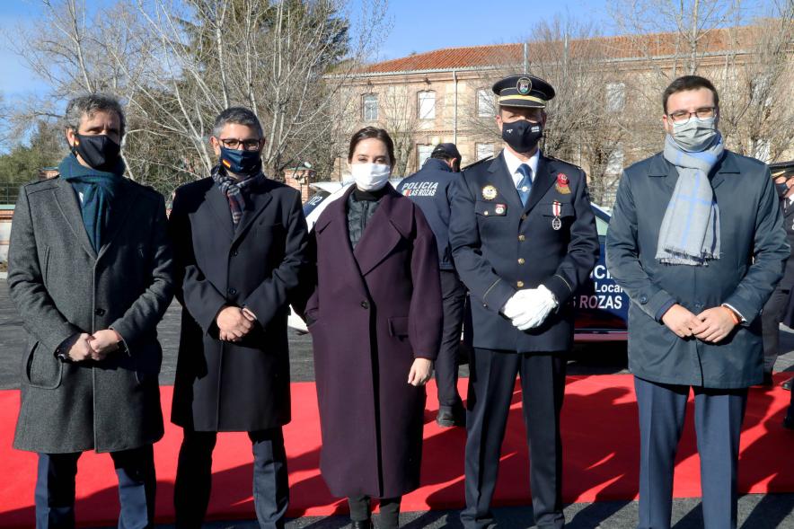 Presentación del ESICAM179 y Entrega de Medallas al Mérito Policial - Imagen de Isabel Díaz Ayuso con los miembros de la corporación municipal de Alcobendas y el director de la policía condecorado.