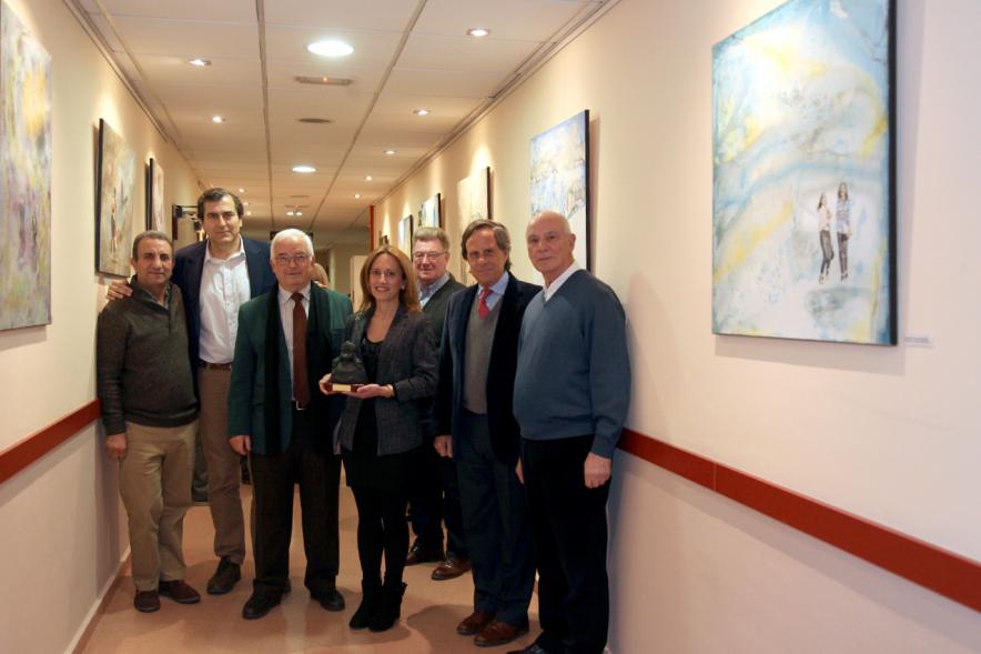 Inauguración Exposición de Pintura de Marinela Fontoira - Imagen de la pintora Marinela Fontoira posando junto a las autoridades tras haber recibido la Menina de Honor.