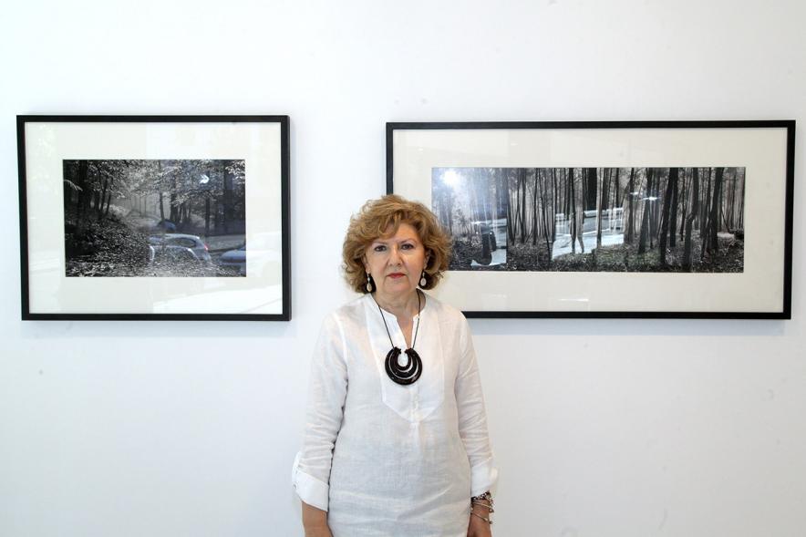 Inauguración Exposición Memorandum Natura - Imagen de la autora María Antonia García de la Vega posando junto a su obra.