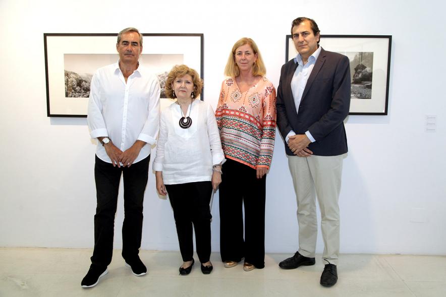 Inauguración Exposición Memorandum Natura - Imagen de las autoridades asistentes a la inauguración posando con la autora María Antonia García de la Vega.