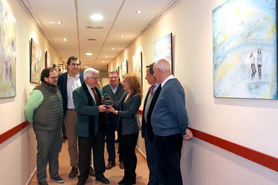 Inauguración Exposición de Pintura de Marinela Fontoira - Imagen de la pintora Marinela Fontoira recibiendo de las autoridades la Menina de Honor.