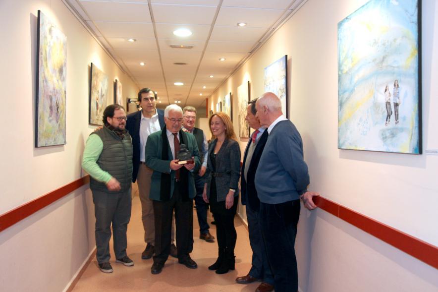 Inauguración Exposición de Pintura de Marinela Fontoira - Imagen de la pintora Marinela Fontoira recibiendo de las autoridades la Menina de Honor.