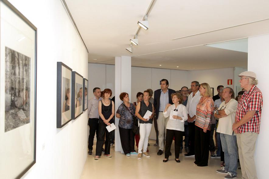 Inauguración Exposición Memorandum Natura - Imagen de la autora de las fotografías dando  explicaciones a los asistentes sobre su obra.