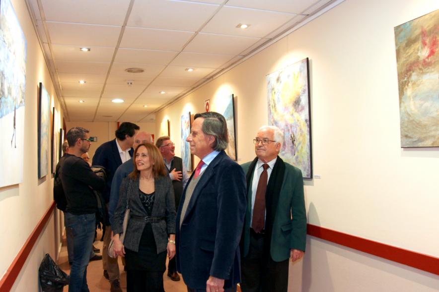 Inauguración Exposición de Pintura de Marinela Fontoira - Imagen del alcalde García de Vinuesa yotras autoridades recorriendo la exposición junto a la pintora Marinela Fontoira. 