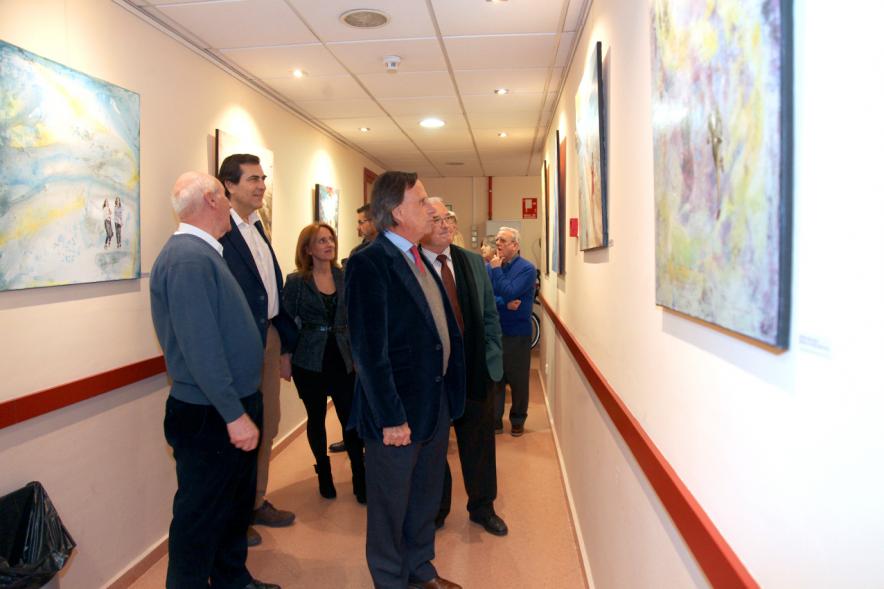 Inauguración Exposición de Pintura de Marinela Fontoira - Imagen del alcalde García de Vinuesa yotras autoridades recorriendo la exposición junto a la pintora Marinela Fontoira.