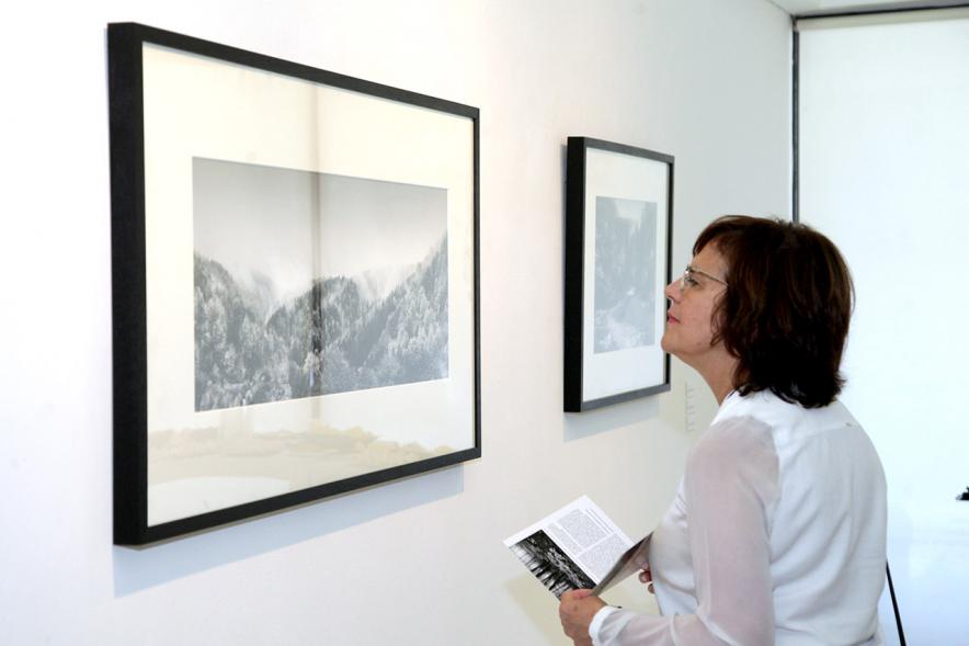 Inauguración Exposición Memorandum Natura - Imagen de una persona admirando las fotografías.
