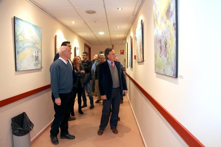Inauguración Exposición de Pintura de Marinela Fontoira - Imagen del alcalde García de Vinuesa yotras autoridades recorriendo la exposición junto a la pintora Marinela Fontoira.