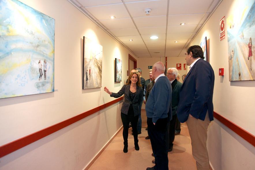 Inauguración Exposición de Pintura de Marinela Fontoira - Imagen del alcalde García de Vinuesa yotras autoridades recorriendo la exposición junto a la pintora Marinela Fontoira.